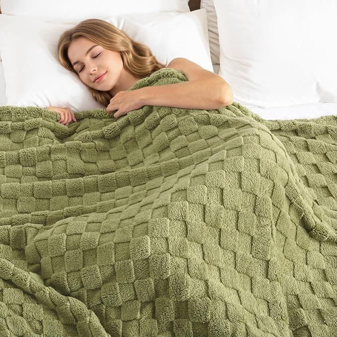 Exclusivo Mezcla 3D Checkered Fleece Queen Blanket for Bed, Olive Green | Super Soft and Cozy Fluffy Blanket, Lightweight, Breathable, Decorative Blanket for Living Room, Bedroom, All Season, 90"x90"