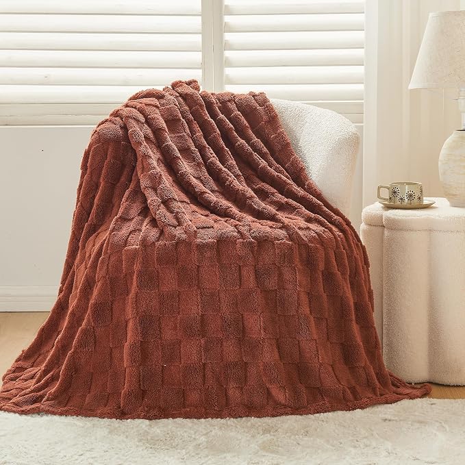 NEWCOSPLAY 3D Checkered Flannel King Blanket, Coffee Checkered, 90"x110" | Super Soft Cute Lightweight Decorative Premium Silky Fleece Blanket for Couch Sofa Bed, Gift for Women Men, All Season Use