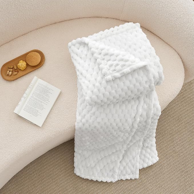BEDELITE White King Blanket for Bed, Soft Cozy Gifts for Women, 108 * 90 | 3D Jacquard Decorative Fleece Blanket, Super Soft Plush Throws, Cute Birthday Gift for Women & Men, Suitable for All Seasons