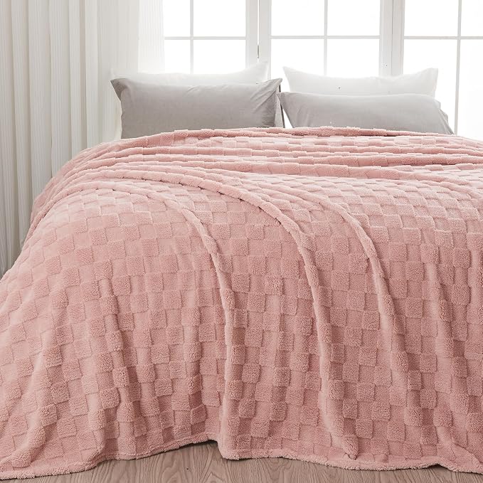 NEWCOSPLAY 3D Checkered Flannel King Blanket, Pink Checkered, 90"x110" | Super Soft Cute Lightweight Decorative Premium Silky Fleece Blanket for Couch Sofa Bed, Gift for Women Men, All Season Use