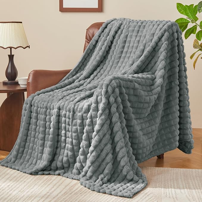 BEDELITE 3D Checked Grey Fleece Throw Blanket for Couch, 50x60 Inches | Soft Warm Fuzzy Fluffy Blanket for Bed Sofa, Lightweight Plush Cozy Blankets for Home Room Decor, Gift for Women, All Season