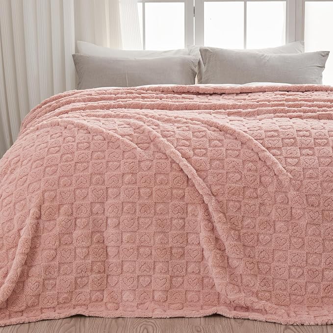 NEWCOSPLAY 3D Heart Checkered Flannel King Blanket, Pink Heart, 90"x110" | Super Soft Cute Lightweight Decorative Premium Silky Fleece Blanket for Couch Sofa Bed, Gift for Women Men, All Season Use