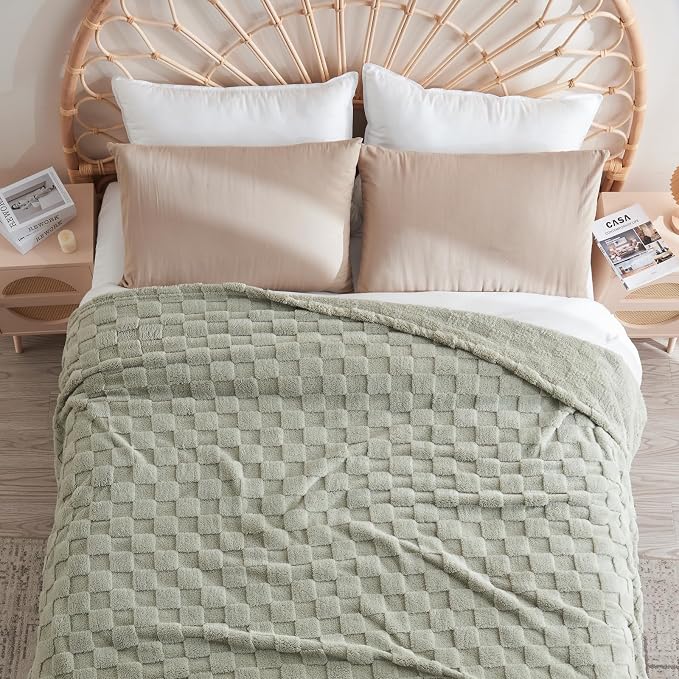 NEWCOSPLAY 3D Checkered Flannel King Blanket, Sage Green, 90"x110" | Super Soft Cute Lightweight Decorative Premium Silky Fleece Blanket for Couch Sofa Bed, Gift for Women Men, All Season Use