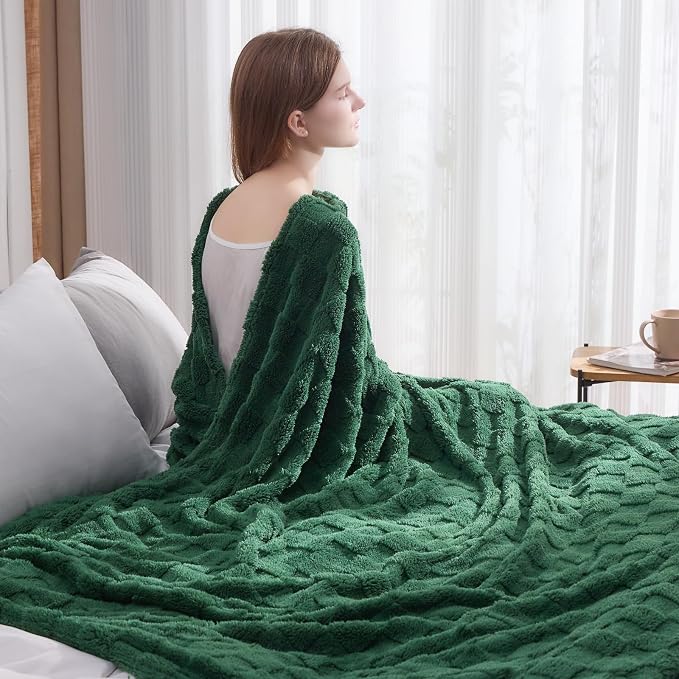 NEWCOSPLAY 3D Checkered Flannel King Blanket, Dark Green, 90"x110" | Super Soft Cute Lightweight Decorative Premium Silky Fleece Blanket for Couch Sofa Bed, Gift for Women Men, All Season Use