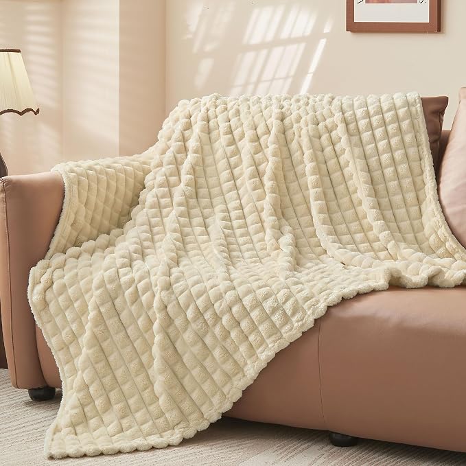 BEDELITE 3D Checked Beige Fleece Twin Throw Blanket for Bed, 60x80 Inch | Soft Warm Fuzzy Fluffy Blanket for Couch Sofa, Lightweight Plush Cozy Throws for Home Room Decor, Gift for Women, All Season