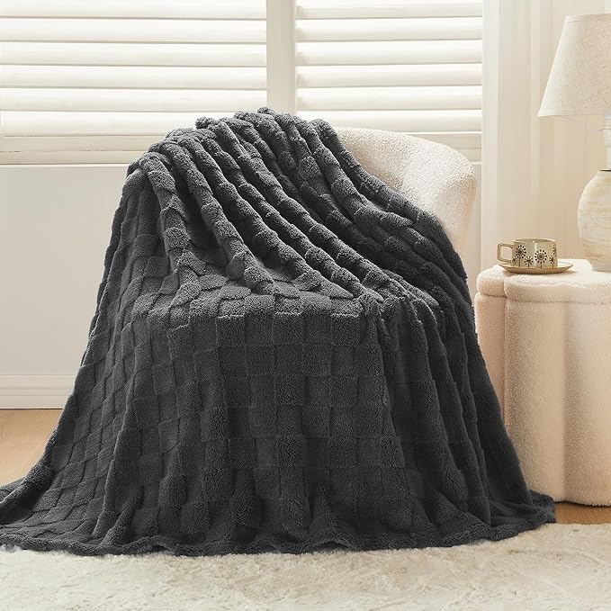 NEWCOSPLAY 3D Checkered Flannel King Blanket, Dark Grey, 90"x110" | Super Soft Cute Lightweight Decorative Premium Silky Fleece Blanket for Couch Sofa Bed, Gift for Women Men, All Season Use