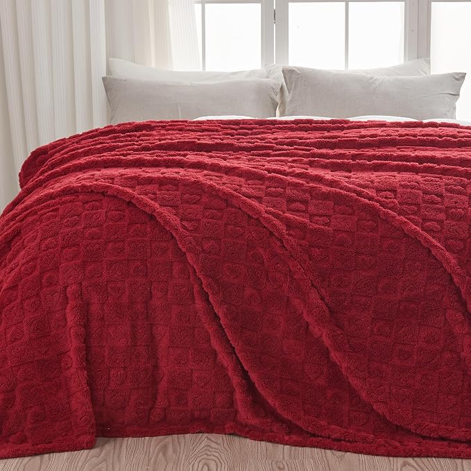 NEWCOSPLAY 3D Heart Checkered Flannel King Blanket, Red Heart, 90"x110" | Super Soft Cute Lightweight Decorative Premium Silky Fleece Blanket for Couch Sofa Bed, Gift for Women Men, All Season Use