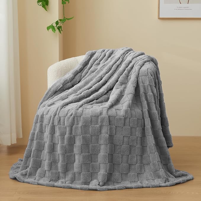NEWCOSPLAY 3D Checkered Flannel King Blanket, Grey Checkered, 90"x110" | Super Soft Cute Lightweight Decorative Premium Silky Fleece Blanket for Couch Sofa Bed, Gift for Women Men, All Season Use