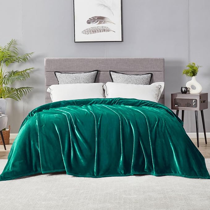 DREAMNINE Extra Large Soft Comfy Fluffy Fleece Bed Blanket King Size 90" x 108",Luxury Decorative Fuzzy Blanket for Women Girl,Big Cozy Shaggy Warm Flannel Blankets for Winter Autumn Pets,Forest Green