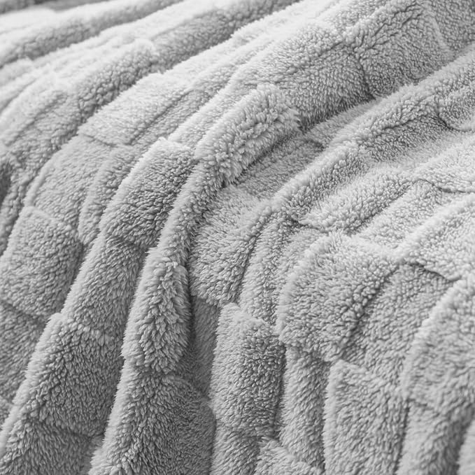 Exclusivo Mezcla 3D Checkered Fleece Twin Blanket for Bed, Light Grey | Super Soft and Cozy Fluffy Bed Blanket, Cute Fuzzy Blanket for Teens Back to School, Dorm Essentials, All Season, 60"x80"