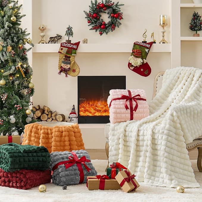 BEDELITE Emerald Green Fleece Twin Throw Blanket for Bed, 60x80 Inch | Soft Warm Fuzzy Fluffy Blanket for Couch Sofa, Lightweight Plush Cozy Throws for Home Room Decor, Gift for Women, All Season