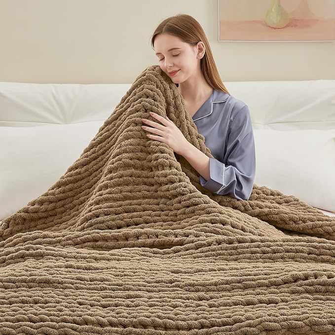 Negwoo Chunky Knit Throw Blanket, Knitted Throw Chenille Yarn, 40"*50" | Soft Thick Cable Knitted Blankets, Handmade Big Thick Blanket, Machine Washable Cute Comfy Blanket for Home Decor,Light brown