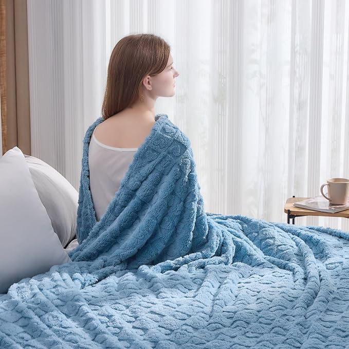 NEWCOSPLAY 3D Heart Checkered Flannel Twin Blanket, Blue Heart, 60"x80" | Super Soft Cute Lightweight Decorative Premium Silky Fleece Blanket for Couch Sofa Bed, Gift for Women Men, All Season Use