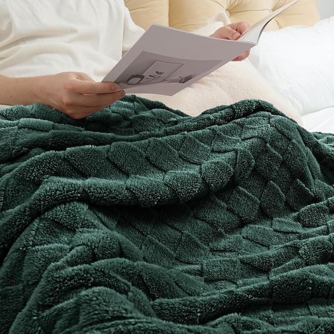 Exclusivo Mezcla 3D Checkered Fleece Throw Blanket for Couch, Green | Super Soft and Cozy Fluffy Throw, Lightweight and Breathable, Cute Fuzzy Blanket for Sofa, Home Decor, All Season, 50"x60"