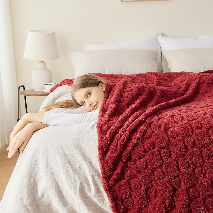 NEWCOSPLAY 3D Heart Checkered Flannel King Blanket, Red Heart, 90"x110" | Super Soft Cute Lightweight Decorative Premium Silky Fleece Blanket for Couch Sofa Bed, Gift for Women Men, All Season Use