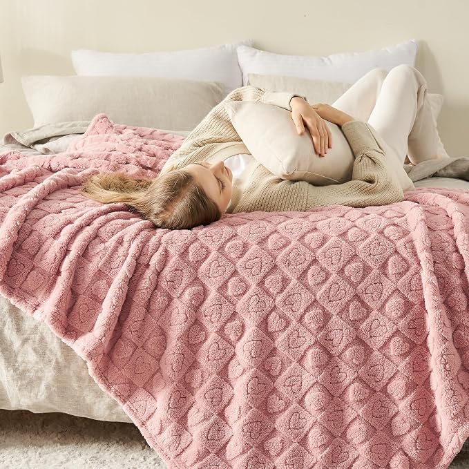 NEWCOSPLAY 3D Heart Checkered Flannel King Blanket, Pink Heart, 90"x110" | Super Soft Cute Lightweight Decorative Premium Silky Fleece Blanket for Couch Sofa Bed, Gift for Women Men, All Season Use