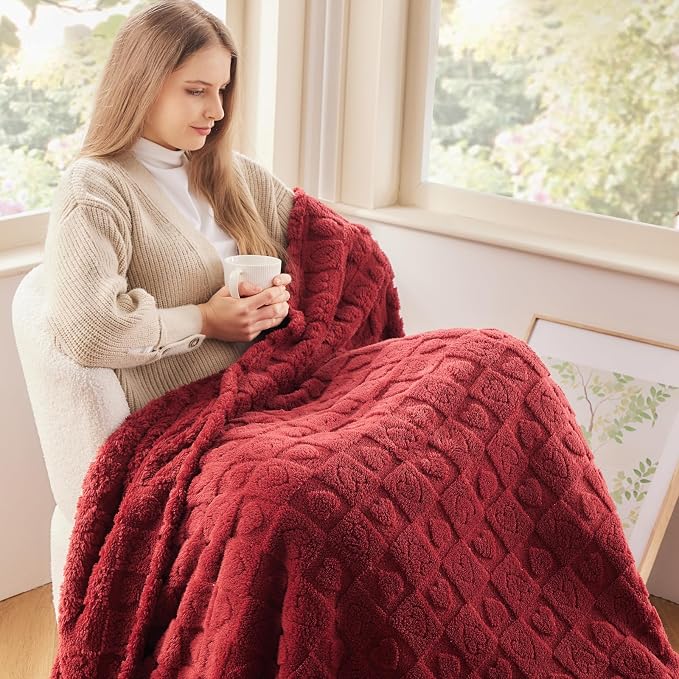NEWCOSPLAY 3D Heart Checkered Flannel King Blanket, Red Heart, 90"x110" | Super Soft Cute Lightweight Decorative Premium Silky Fleece Blanket for Couch Sofa Bed, Gift for Women Men, All Season Use