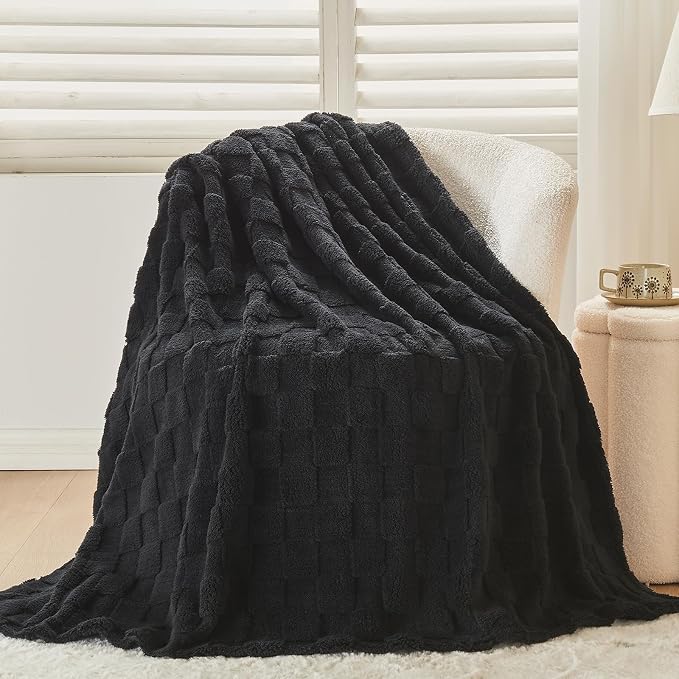 NEWCOSPLAY 3D Checkered Flannel King Blanket, Black Checkered, 90"x110" | Super Soft Cute Lightweight Decorative Premium Silky Fleece Blanket for Couch Sofa Bed, Gift for Women Men, All Season Use
