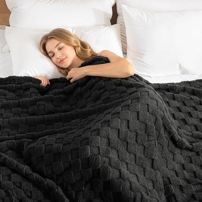 Exclusivo Mezcla 3D Checkered Fleece Queen Blanket for Bed, Black | Super Soft and Cozy Fluffy Blanket, Lightweight, Breathable, Decorative Blanket for Living Room, Bedroom, All Season, 90"x90"