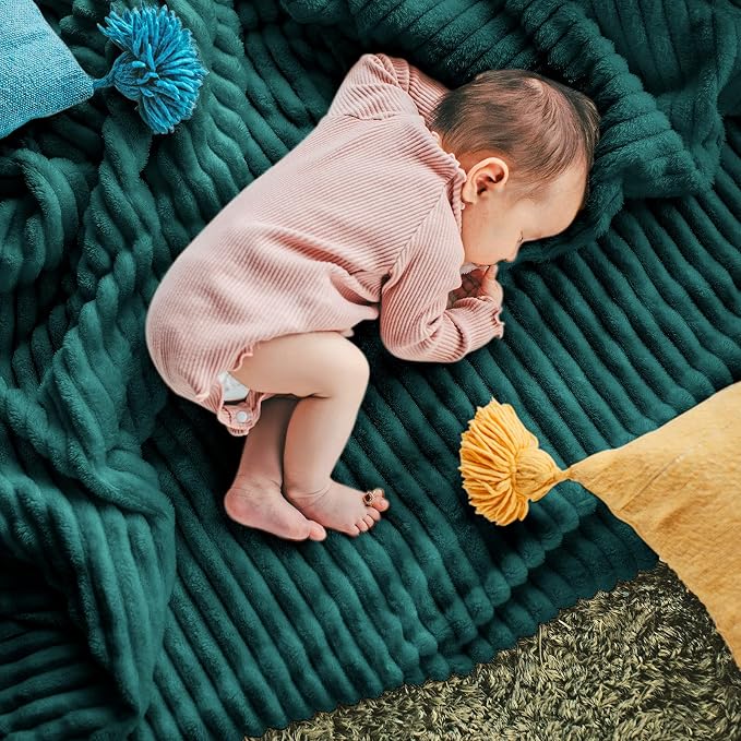 DISSA Fleece Blanket Twin Size – 60x80, Green - Soft, Plush, Fluffy, Fuzzy, Warm, Cozy – Perfect Throw for Couch, Bed, Sofa - with Pompom Fringe - Flannel Blanket