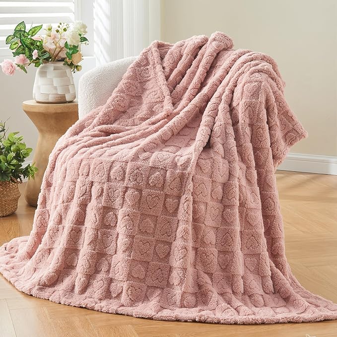 NEWCOSPLAY 3D Heart Checkered Flannel Throw Blanket, Pink Heart, 50"x70" | Super Soft Cute Lightweight Decorative Premium Silky Fleece Blanket for Couch Sofa Bed, Gift for Women Men, All Season Use