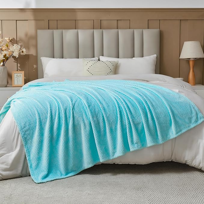 NEWCOSPLAY Fleece Leaves Pattern King Blanket, Turquoise, 90"x110" | Super Soft Throw Blanket, Lightweight Cozy Bed Sofa Blanket, Premium Silky Flannel Fleece, Travel Blanket for All Season Use