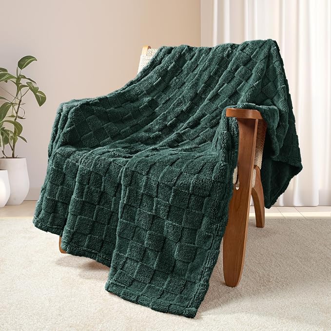 Exclusivo Mezcla 3D Checkered Fleece Throw Blanket for Couch, Green | Super Soft and Cozy Fluffy Throw, Lightweight and Breathable, Cute Fuzzy Blanket for Sofa, Home Decor, All Season, 50"x60"