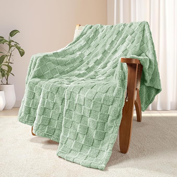 Exclusivo Mezcla 3D Checkered Fleece Throw Blanket for Couch, Sage Green | Super Soft and Cozy Fluffy Throw, Lightweight and Breathable, Cute Fuzzy Blanket for Sofa, Home Decor, All Season, 50"x60"