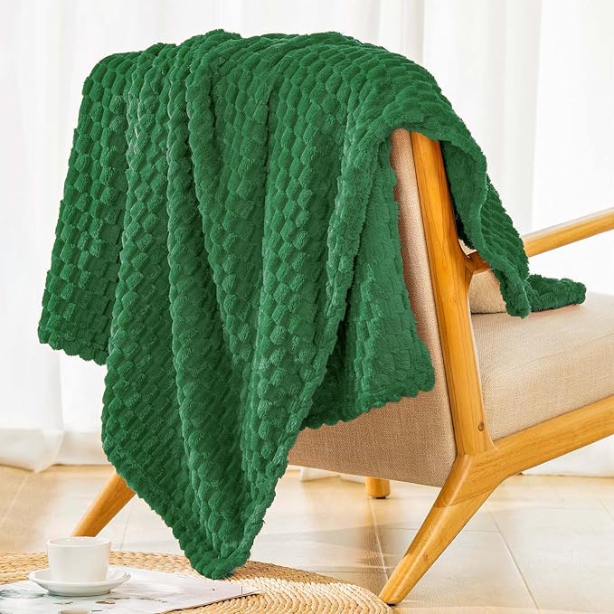 Bnuitland Dark Green Flannel Throw Blanket (50X70 inches), 300 GSM Fleece Cozy Warm Soft Home Decor Lightweight Bed Sofa Blanket for Adults, Suitable for All Seasons.