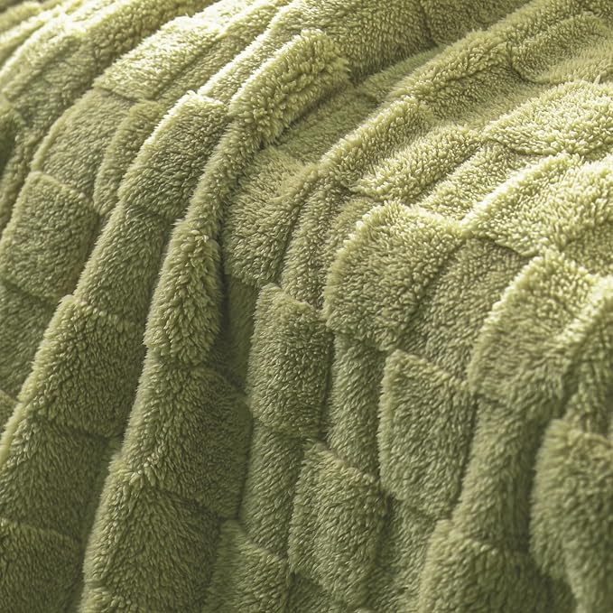 Exclusivo Mezcla 3D Checkered Fleece Throw Blanket for Couch, Olive Green | Super Soft and Cozy Fluffy Throw, Lightweight and Breathable, Cute Fuzzy Blanket for Sofa, Home Decor, All Season, 50"x60"
