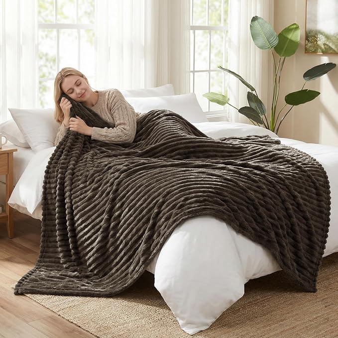 HIMEET Brown Throw Blanket for Couch, 300GSM Ribbed Fleece, 50 x 60 Inches | Ultra Soft Flannel, All-Season Lightweight Warmth, Home Room Decor & Dorm Essential, Gift for Men & Women, Machine Washable