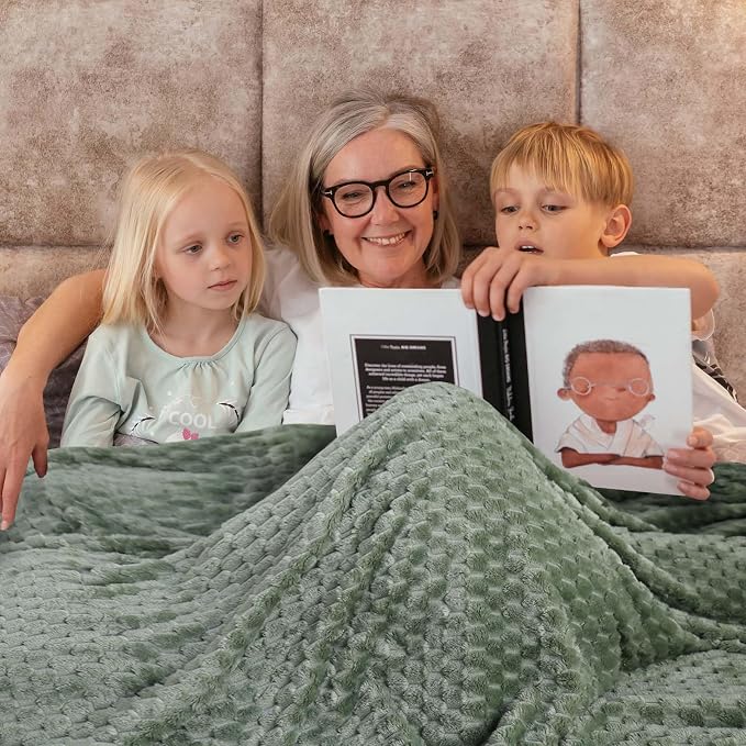 Bnuitland Sage Green Flannel Throw Large Blanket (Queen Size 90X90 inches), 300 GSM Fleece Cozy Warm Soft Home Decor Lightweight Bed Blanket for Adults,Suitable for All Seasons.
