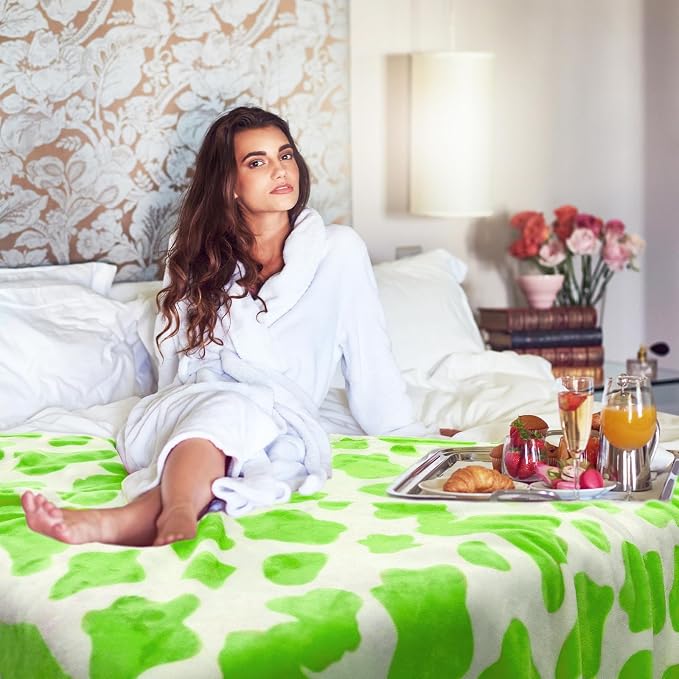 HSEEC Green Throw Blankets Fleece Soft Blankets & Throws Super Soft Plush Blanket Twin Size