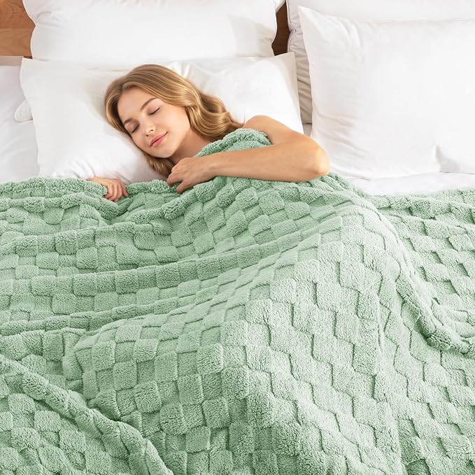 Exclusivo Mezcla 3D Checkered Fleece King Blanket for Bed, Sage Green | Super Soft and Cozy Fluffy Blanket, Lightweigh and Breathable Blanket for Living Room, Bedroom, Decor, All Season, 104"x90"
