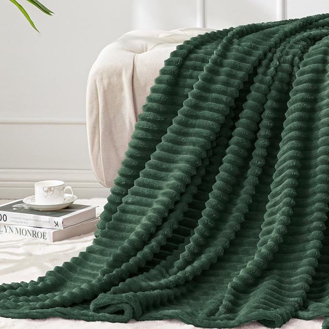 BEDELITE 3D Ribbed Emerald Green Fleece Twin Blanket for Bed, 60x80 Inch | Soft Warm Decorative Fluffy Blanket, Cozy Plush Lightweight Fuzzy Throw Blanket for Couch Sofa Room Decor, Gift for Women