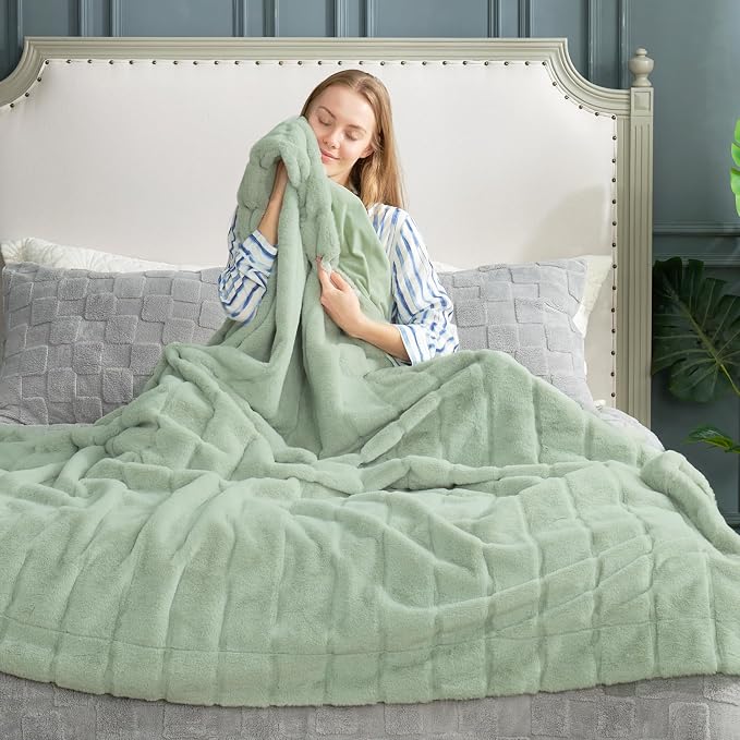 Cozy Bliss Faux Fur Throw Blanket for Couch, Cozy Soft Plush Thick Winter Blanket for Sofa Bedroom Living Room, 60 * 80 Inches Green