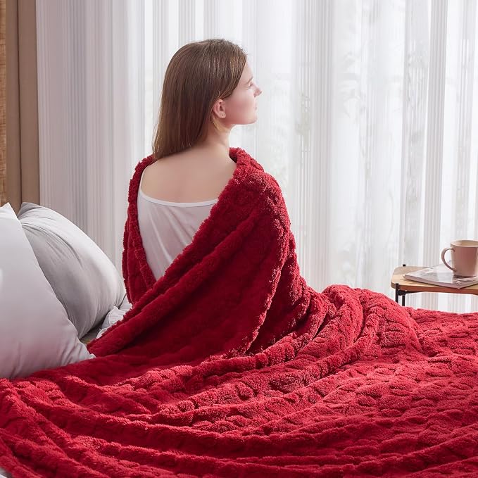 NEWCOSPLAY 3D Heart Checkered Flannel King Blanket, Red Heart, 90"x110" | Super Soft Cute Lightweight Decorative Premium Silky Fleece Blanket for Couch Sofa Bed, Gift for Women Men, All Season Use