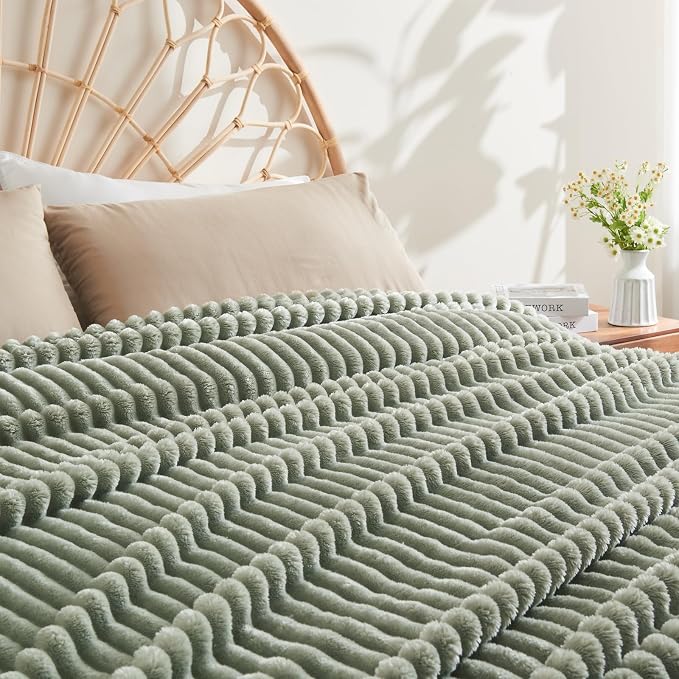 NEWCOSPLAY Fleece Ribbed Cozy King Blanket for Couch, Sage Green, 90"x110" | Premium Silky Flannel Blanket, Soft Lightweight Fluffy Throw Blanket for Bed Sofa Decor, Gift for All Season Use