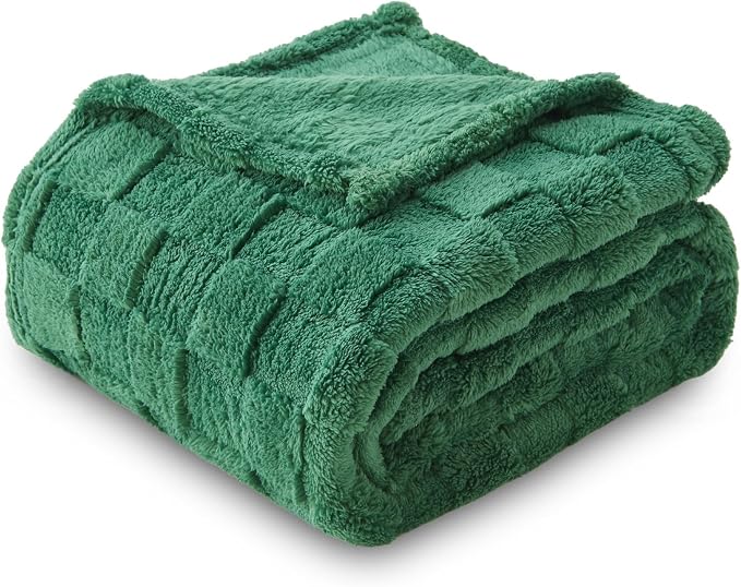 NEWCOSPLAY 3D Checkered Flannel King Blanket, Dark Green, 90"x110" | Super Soft Cute Lightweight Decorative Premium Silky Fleece Blanket for Couch Sofa Bed, Gift for Women Men, All Season Use