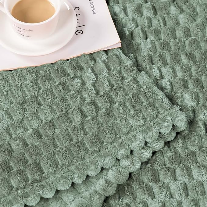 Bnuitland Sage Green Flannel Throw Oversized Blanket (King Size 108X90 inches), 300 GSM Fleece Cozy Warm Soft Home Decor Lightweight Bed Blanket for Adults,Suitable for All Seasons.