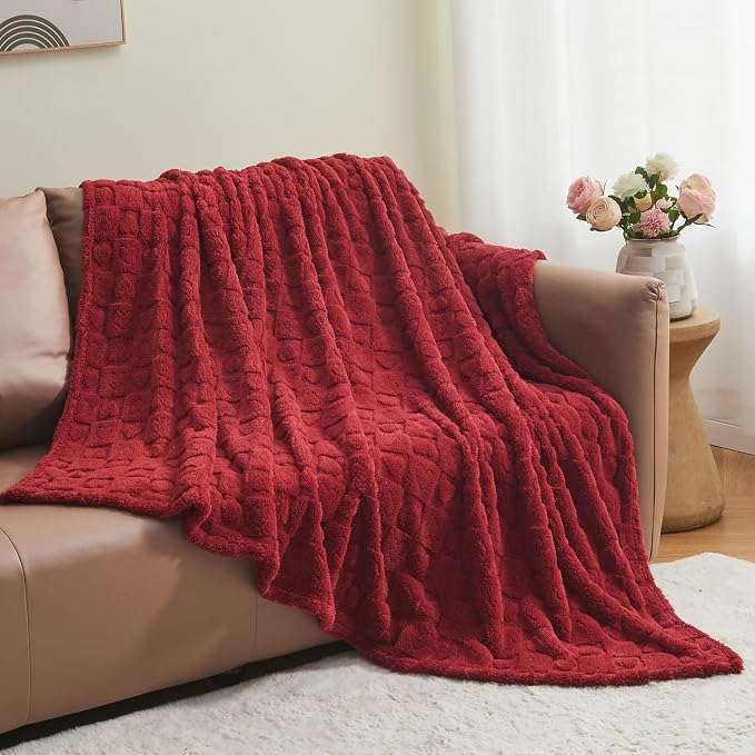 NEWCOSPLAY 3D Heart Checkered Flannel King Blanket, Red Heart, 90"x110" | Super Soft Cute Lightweight Decorative Premium Silky Fleece Blanket for Couch Sofa Bed, Gift for Women Men, All Season Use