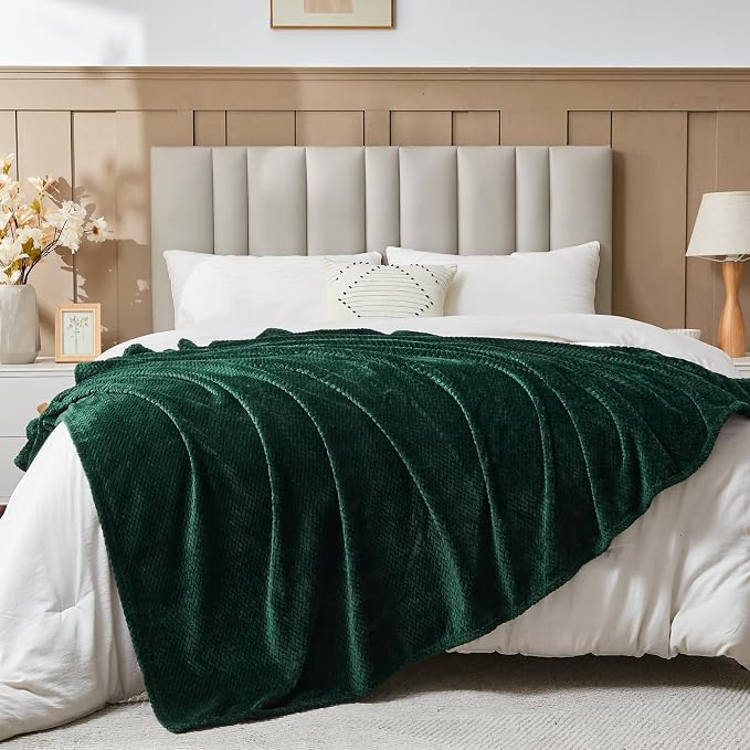 NEWCOSPLAY Fleece Leaves Pattern Twin Blanket, Forest Green, 60"x80" | Super Soft Throw Blanket, Lightweight Cozy Bed Sofa Blanket, Premium Silky Flannel Fleece, Travel Blanket for All Season Use