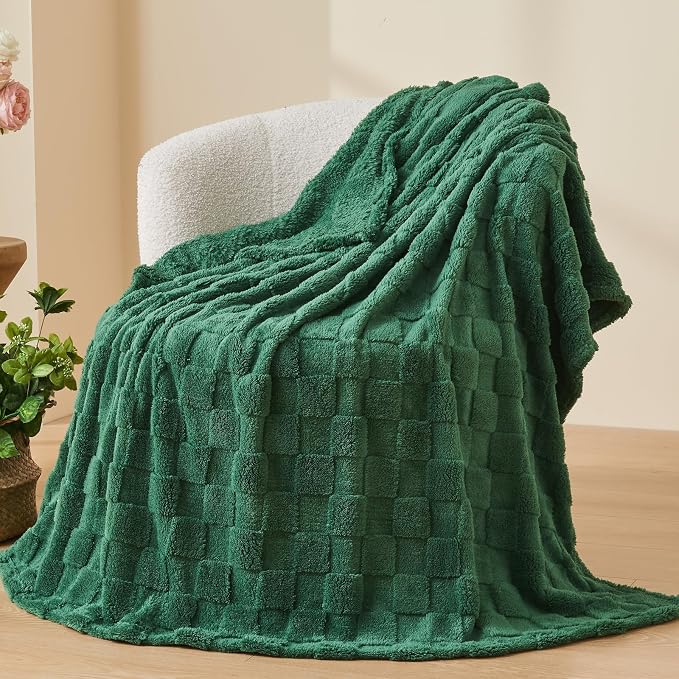 NEWCOSPLAY 3D Checkered Flannel King Blanket, Dark Green, 90"x110" | Super Soft Cute Lightweight Decorative Premium Silky Fleece Blanket for Couch Sofa Bed, Gift for Women Men, All Season Use