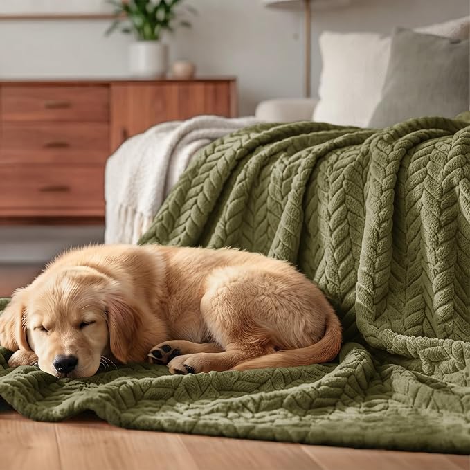 Exclusivo Mezcla Fleece Throw Blanket for Couch Sofa, 50”x70”, Olive Green | Oversized Soft Cozy Fluffy Blankets for Summer, Decorative Plush Flannel Throws for Living room, Bedroom with Leaves Pattern