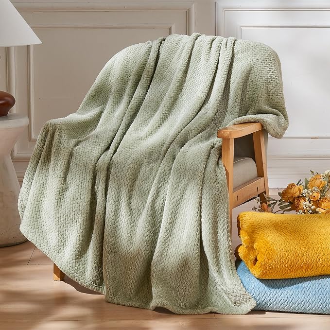 NEWCOSPLAY Fleece Leaves Pattern King Blanket, Sage Green, 90"x110" | Super Soft Throw Blanket, Lightweight Cozy Bed Sofa Blanket, Premium Silky Flannel Fleece, Travel Blanket for All Season Use