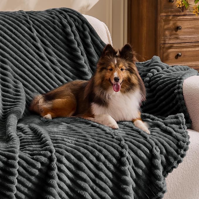 BEDELITE 3D Ribbed Charcoal Grey Fleece Twin Blanket for Bed, 60x80 Inch | Soft Warm Decorative Fluffy Blanket, Cozy Plush Lightweight Fuzzy Throw Blanket for Couch Sofa Room Decor, Gift for Women