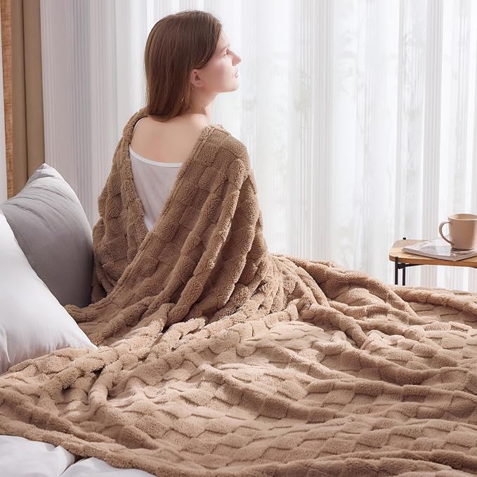 NEWCOSPLAY 3D Checkered Flannel King Blanket, Taupe Checkered, 90"x110" | Super Soft Cute Lightweight Decorative Premium Silky Fleece Blanket for Couch Sofa Bed, Gift for Women Men, All Season Use