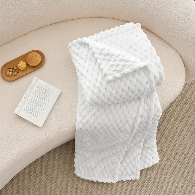 BEDELITE White King Blanket for Bed, Soft Cozy Gifts for Women, 108 * 90 | 3D Jacquard Decorative Fleece Blanket, Super Soft Plush Throws, Cute Birthday Gift for Women & Men, Suitable for All Seasons
