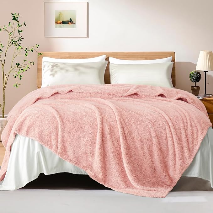 Exclusivo Mezcla Fleece Bed Blankets King Size for Bed, 90" x 104" | Super Soft and Cozy Fluffy Blanket for Women, Lightweight and Fuzzy Large Blanket for Bedroom , All Season, Light Pink