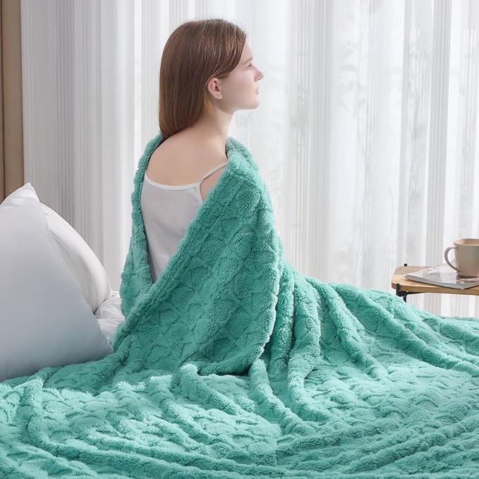 NEWCOSPLAY 3D Heart Checkered Flannel Twin Blanket, Sage Green, 60"x80" | Super Soft Cute Lightweight Decorative Premium Silky Fleece Blanket for Couch Sofa Bed, Gift for Women Men, All Season Use